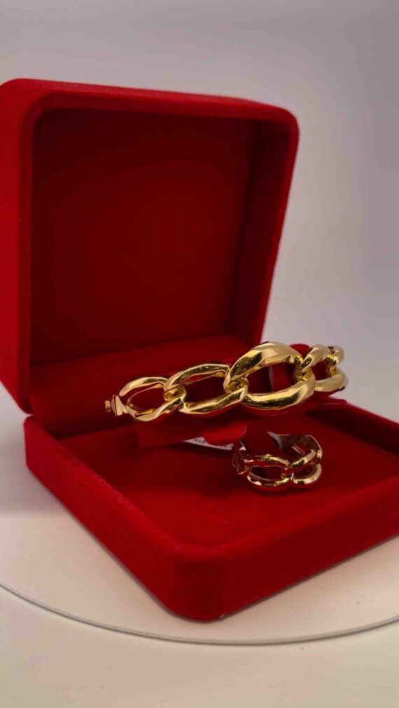 Gold Bangles in Ajman